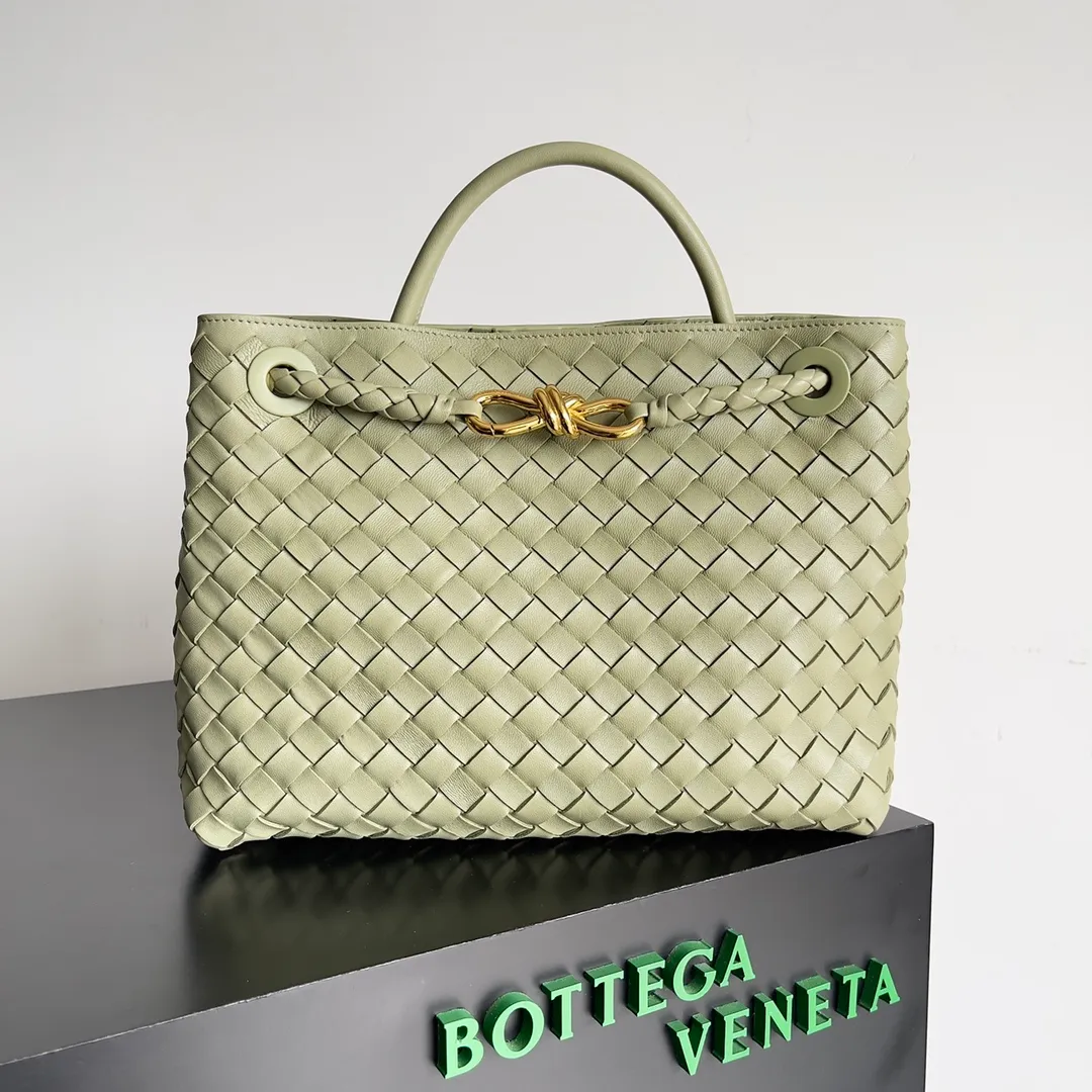 The 2023 new Andiamo batch of 2260 BV has been shipped‼ ️Really popular🔥The new Andiamo woven handbag launched by Bottega Veneta this season is really popular all over the world! ! Celebrities at home and abroad have worn it, and Oscar-winning actress Michelle Yeoh has taken it out on the street. Song Jia, Trai Yara, Yu Feihong, Sanji Ayaka, Rosie Hunting-Whiteley, Yoshioka Riho, etc. have all picked up this bag. It is classic and versatile, showing off its temperament, and the bag capacity is also large, which is very convenient for daily commuting! ! A variety of carrying methods, the shoulder straps can be adjusted by yourself, the original lambskin feels soft and delicate, and the unisex style breaks the gender boundaries and brings a more practical and long-lasting use experience. Andiamo, which has both elegant and casual styles, perfectly interprets the true appearance of "fashionable old money style". Style number: 743572 Size: 32*24*12